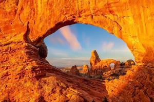 Arco de la torreta a través de la ventana norte en el parque nacional Arches en Utah foto