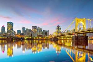 Panorama del centro de la ciudad de Pittsburgh en penumbra
