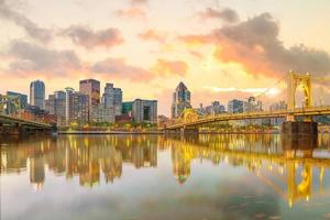 Panorama del centro de la ciudad de Pittsburgh en penumbra foto