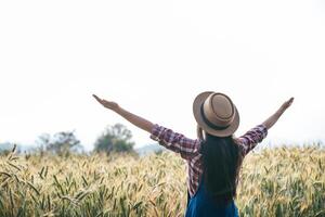 mujer agricultora con temporada de cosecha de campo de cebada foto