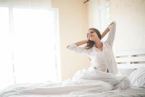 perezoso, mujer joven, sentado, en, dormitorio foto