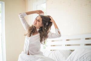 perezoso, mujer joven, sentado, en, dormitorio foto