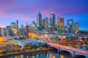 Horizonte de la ciudad de Melbourne en el crepúsculo foto
