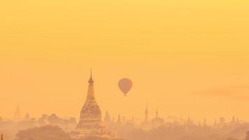 Paisaje urbano de Bagan de Myanmar en Asia foto