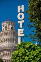 La torre inclinada, el paisaje urbano del centro de la ciudad de Pisa en Italia foto