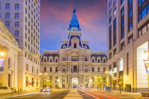 Edificio del ayuntamiento histórico de Filadelfia en penumbra foto
