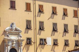 Decoración de fachada en el horizonte del centro de la ciudad de Pisa, Italia foto