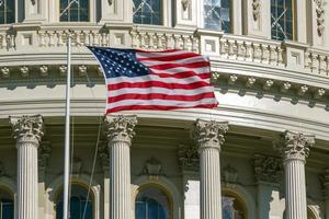 Detalle del capitolio de Washington DC con bandera americana foto