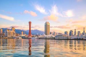 horizonte y puerto de kobe en japón foto