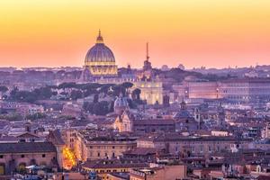 Vista superior del horizonte de la ciudad de Roma desde castel sant'angelo foto