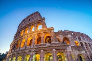 Vista del Coliseo de Roma en el crepúsculo foto