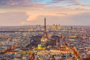 Horizonte de París con la torre Eiffel al atardecer en Francia foto