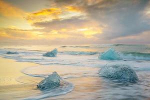 playa de hielo en jokulsarlon, islandia. foto