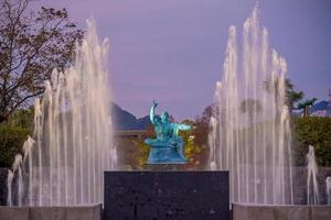 Estatua de la paz en el parque de la paz de Nagasaki, Nagasaki, Japón foto