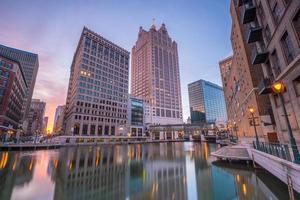 Horizonte del centro de la ciudad con edificios en Milwaukee, EE. foto