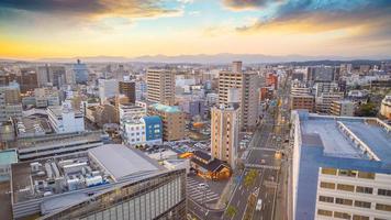 Paisaje urbano del horizonte del centro de la ciudad de miyazaki en kyushu, japón foto