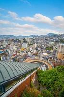 paisaje urbano del horizonte del centro de la ciudad de nagasaki en kyushu japón foto