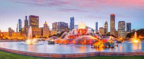 panorama del horizonte de chicago con rascacielos al atardecer foto