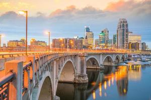 horizonte del centro de la ciudad de minneapolis, ee. foto