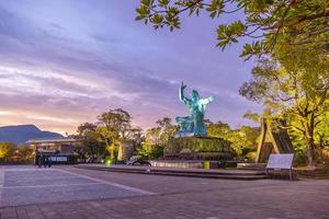 Estatua de la paz en el parque de la paz de Nagasaki, Nagasaki, Japón foto