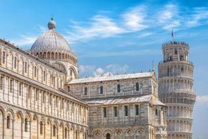 La torre inclinada, el paisaje urbano del centro de la ciudad de Pisa en Italia