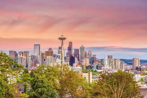 El horizonte del centro de la ciudad de Seattle paisaje urbano en el estado de Washington, EE.