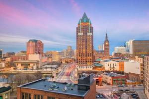 Horizonte del centro de la ciudad con edificios en Milwaukee, EE. foto