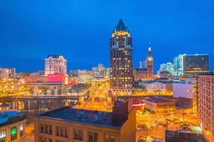 Horizonte del centro de la ciudad con edificios en Milwaukee, EE. foto