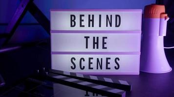 caja de luz detrás de escena en el estudio. texto de carta en la caja de luz en