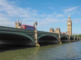 Puente de Westminster y las casas del parlamento en Londres foto