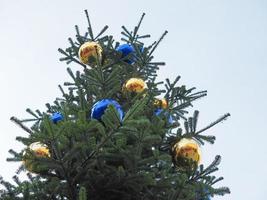 árbol de navidad con adornos foto