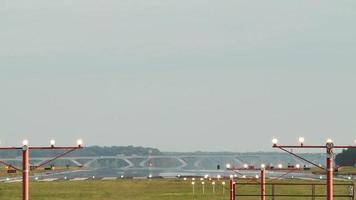 Imágenes en alta definición de un avión comercial que aterriza en un aeropuerto.