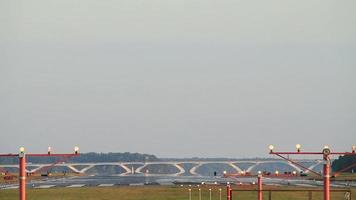 Imágenes en alta definición de un avión comercial que aterriza en un aeropuerto.