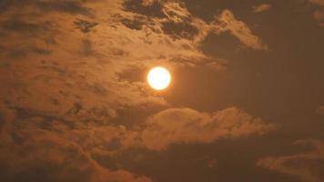 Zeitraffer-High-Definition-Aufnahmen von Sonnenaufgang und Sonnenuntergang zur goldenen Stunde. T video