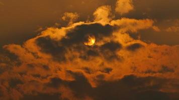 metraggio ad alta definizione timelapse di alba e tramonto sull'ora d'oro. video