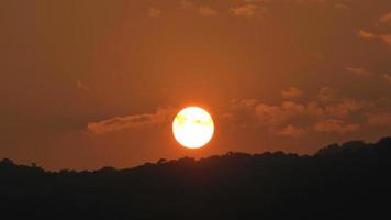 Imagens de alta definição timelapse do nascer e do pôr do sol na hora de ouro. t video