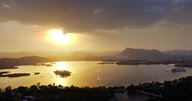 Blick auf den Sonnenuntergang auf die Skyline der Stadt Udaipur und den Pichola-See? video