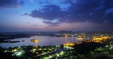 vista al tramonto dello skyline della città di udaipur e del lago pichola video