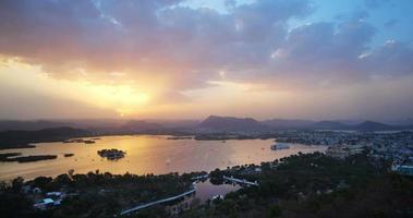 Blick auf den Sonnenuntergang auf die Skyline der Stadt Udaipur und den Pichola-See? video