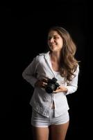 Retrato de moda de mujer joven fotógrafo con cámara