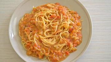 Spaghetti-Nudeln rosa Soße