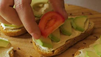 Tomates y aguacate en mesa negra cerrar video