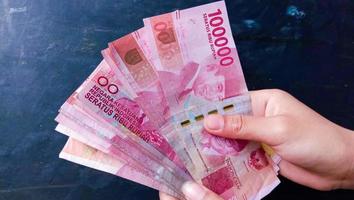 Photo of the red 100 thousand currency, the Indonesian state currency