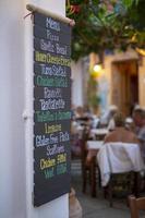 Menú manuscrito en restaurante italiano. foto