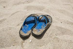 chanclas azules en la playa foto