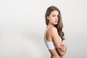 Bella mujer con cuerpo sano sobre fondo blanco. foto