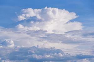 nubes blancas contra el cielo azul foto