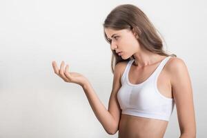 Bella mujer con cuerpo sano sobre fondo blanco. foto