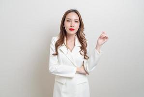 retrato, hermoso, asiático, mujer de negocios, en, vestido blanco, traje