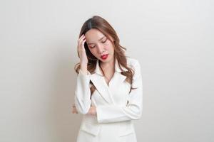 Retrato hermosa mujer asiática enojada, estrés, preocupación o quejarse sobre fondo blanco. foto